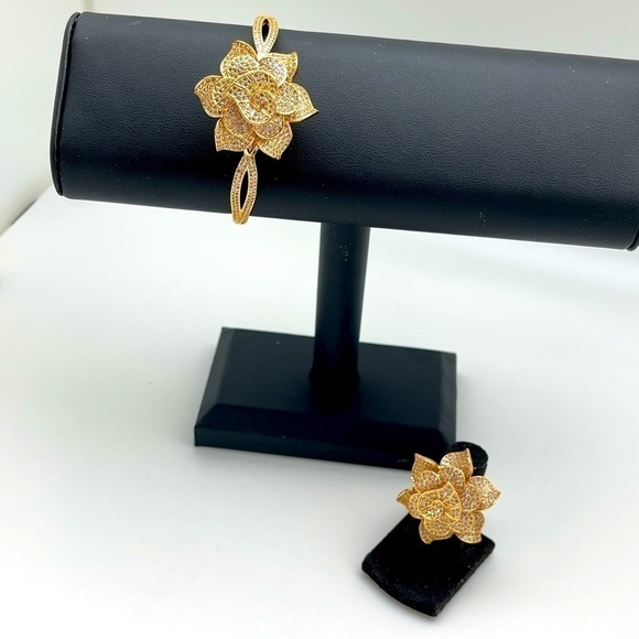 NEW SPARKLED Gold tone bling ring SZ 7 Rose shape - Picture 8 of 9